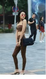 街头美女身穿性感暴露紧身衣 身材曼妙有气质