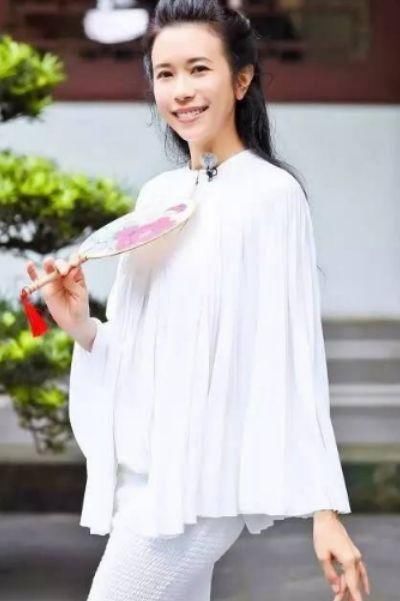 年近50岁的莫文蔚太惊艳了!全身靠碎钻装饰遮重点,网友:被秒到