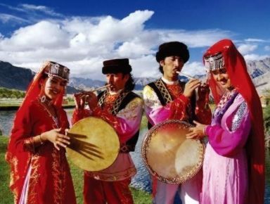 中国这座边境县城，竟然满大街都是白人美女，而且全是中国国籍！