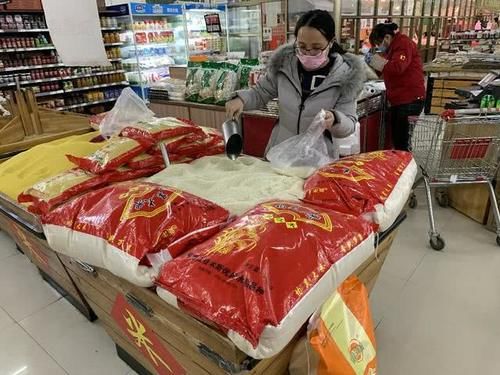  『买大米』大米容易生虫怎么办？米店老板教我4个土方法，放1年不生虫不发霉