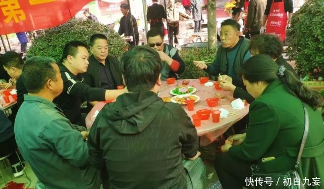  [超乎]苏北农村给新生儿“送粥米”，吃大席场面热闹非常，超乎想象！