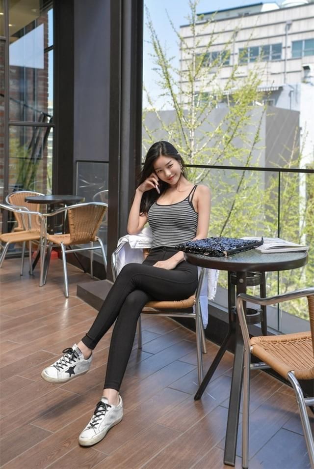 爱笑的美女，紧身装更迷人!