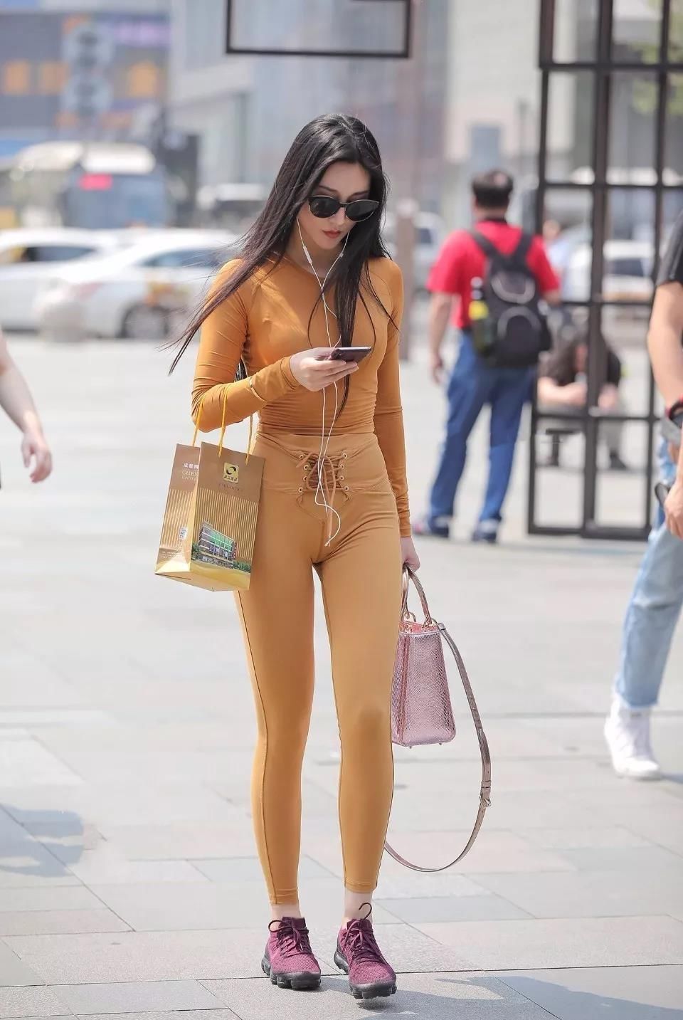 街拍美女：紧身装美女大秀完美身材