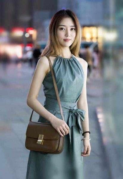 街拍: 小姐姐们势不可挡的着装, 高跟鞋走起路来妖娆多姿