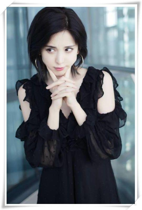 娜扎和关晓彤同穿小黑裙，网友：一个女人味美炸，一个像大妈丑哭