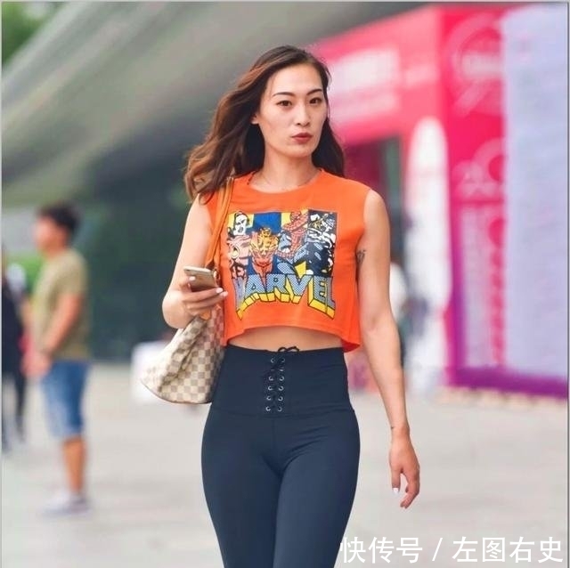 「 显眼」橙色背心搭配紧身运动裤, 人群中很显眼，街拍