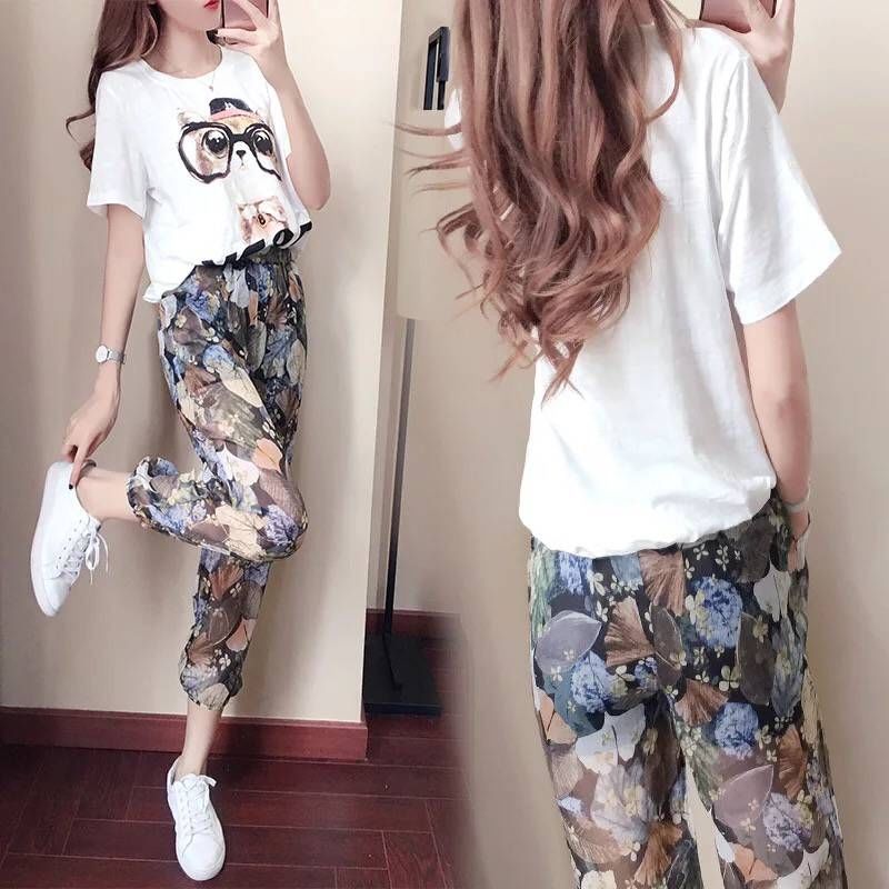 老婆换掉裙子还真更显嫩美，这样的休闲套装，惹的路人一步三回头