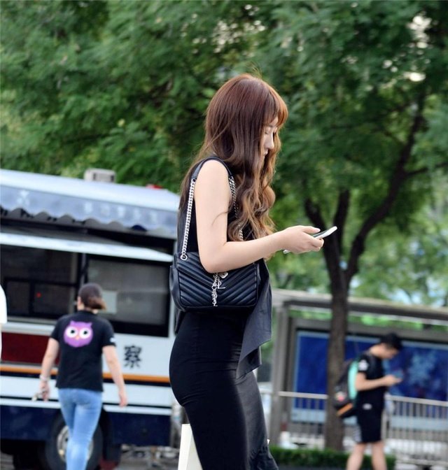 街拍 金色细高跟交叉绑带凉鞋, 黑色紧身裙美女