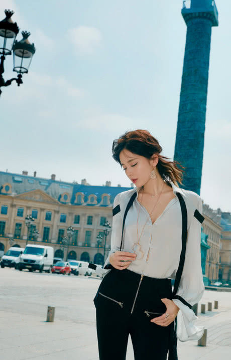 古力娜扎粉嫩亮相,巴掌大裙子塞满满秀美腿,网友:这么勒不疼?