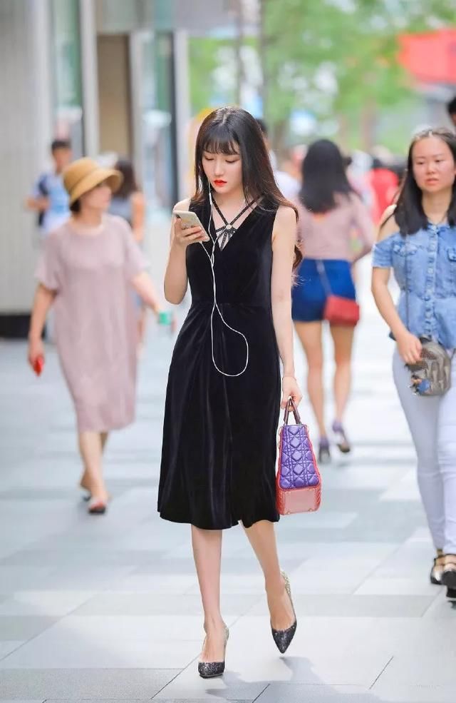 【小姐姐】高跟鞋搭配丝袜，让职业装变得女人味十足