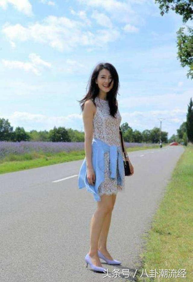 39岁高圆圆变风格，侧开口连衣裙惊艳全场，网友：比柳岩还性感