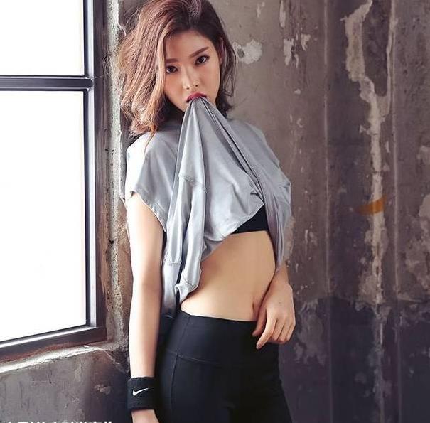 气质优雅长腿小姐姐，搭配紧身裤，展现青春活力！