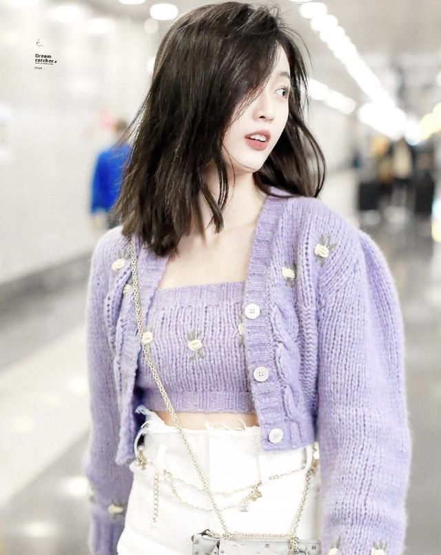  [粉色]吴宣仪真是太会穿了,粉色外套+白色短裤清新脱俗,少女感爆棚