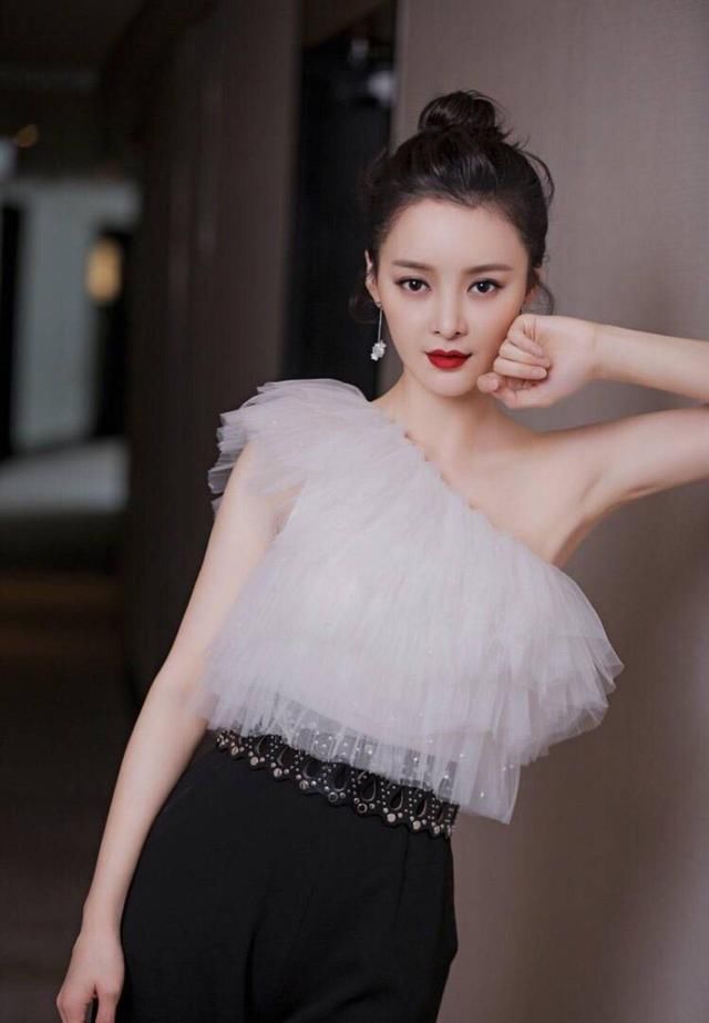 路宝妮爱的执着，《一千零一夜》看了就心疼，气场和范冰冰有的拼