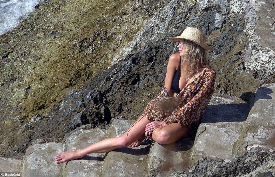 90后嫩模与男友意大利出海 傲人“胸”器美腿 放性感大招