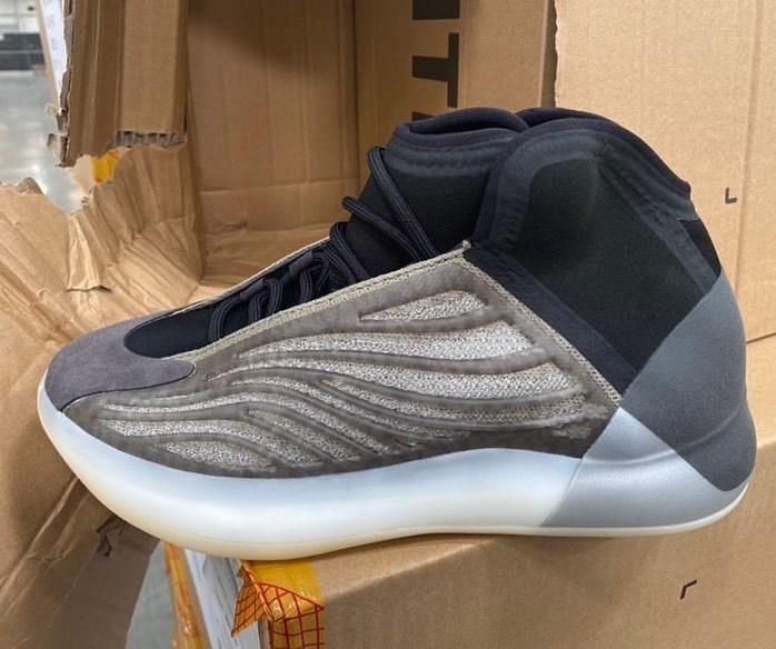  「该鞋款」预计将于6月发售，YEEZY QNTM 篮球鞋新配色亮相！