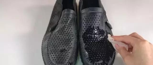 小东西:皮鞋不要脏,旧的也不要扔掉,只要是女人一个小东西就行了,旧的鞋子也要全新变了