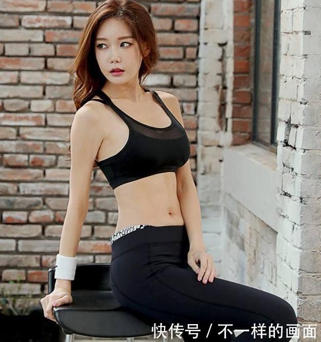 街拍：紧身裤小姐姐，让自己变得美丽动人，还能很好的瘦身！