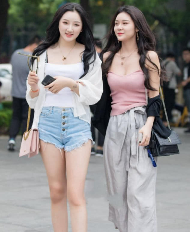 街拍：长发穿着时尚的靓丽小姐姐，美丽动人身材曼妙！