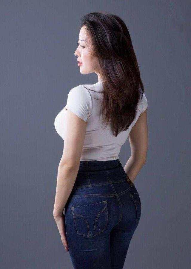 街拍: 牛仔紧身裤来袭, 这个小姐姐自带“贵妇”气场?