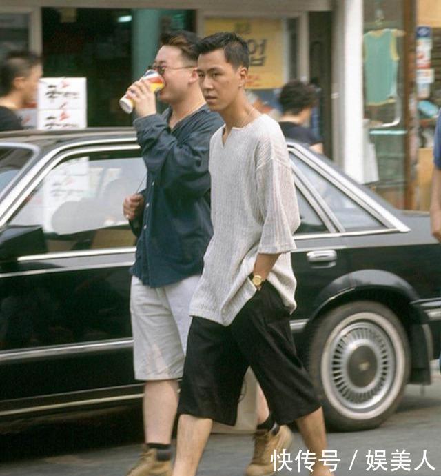 『时髦』看90年代街拍,就像穿越的时尚史,韩国姑娘敢穿、法国姑娘依然优雅