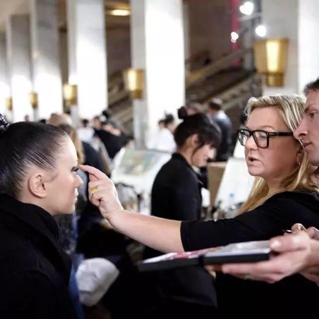 别只羡慕超模的风光无限,你根本不知道她们为了变美会受多少罪!