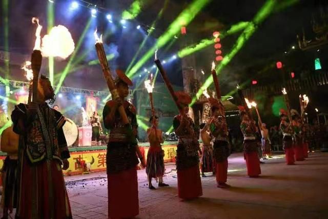 在北京大兴过火把节 体验“南果北种”