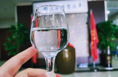 #颜值白酒#哪些酒口感好颜值高,让你舍不得喝?酒友:3类白酒,拿着很有面