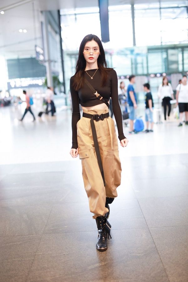 奚梦瑶机场性感大露后背 造型酷帅似女特工