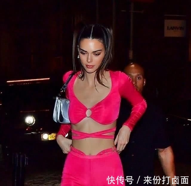  皮革■纽约时装周肯达尔詹娜热捧腋下包，皮衣内搭肉色打底衣如中空上阵
