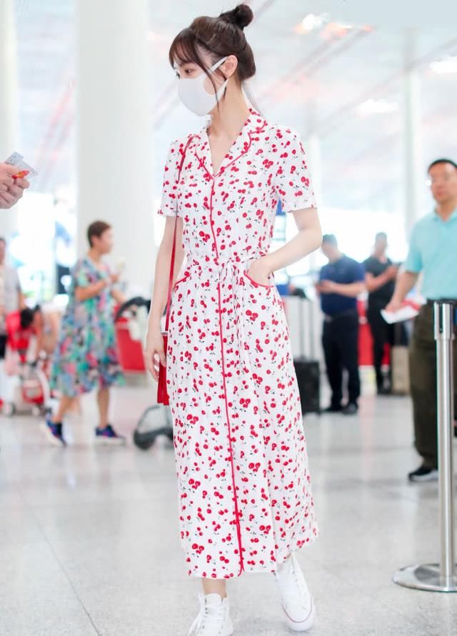 李菲儿穿搭好时髦，连衣裙=睡衣+护士服，一般人容易穿成大