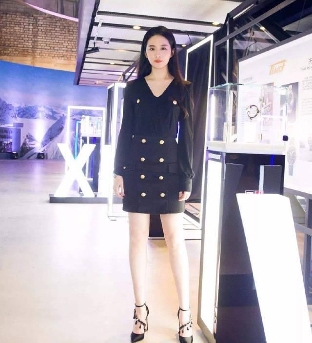 「线条感」刘亦菲越来越美了，穿“褶皱”礼服裙却不见肉，细腰身材美得高调