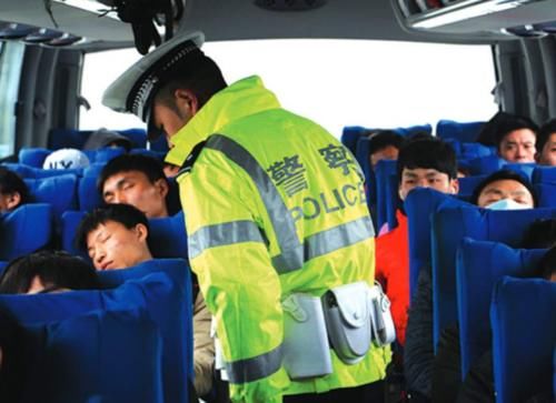  公交车|为啥客车不让“超载”，公交车却可以“人挤人”？交警说