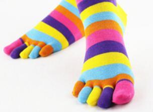 美女自主创业，靠销售五趾袜子，月入3万元