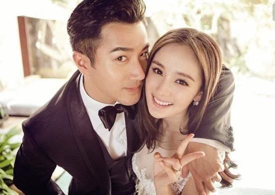 杨幂久违晒自拍，胸前纽扣忘系好，粉丝：纯属炒作，想避整容风波