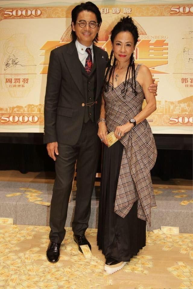 周润发妻子可真时髦，穿吊带裙梳脏辫，59岁潮的飞起！