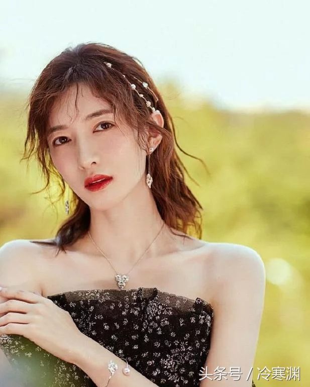 江疏影亮相活动,身穿水墨画连衣裙清新脱俗,网友:气质真好