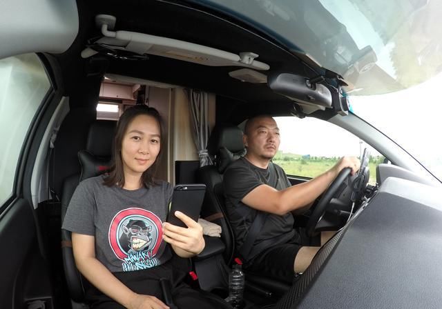 自驾房车在内蒙草原和暴风雨赛跑，被巨大的乌云盖顶是什么感受？