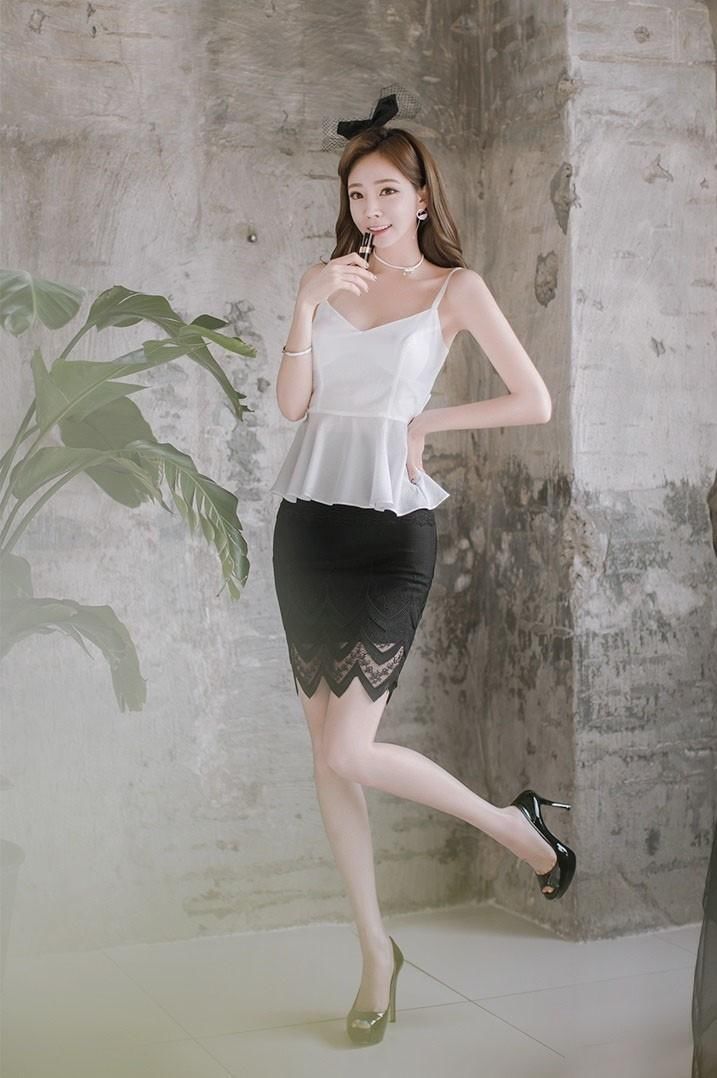 气质美女模特穿蕾丝包臀短裙拍写真，红唇大眼美腿高跟很是迷人！