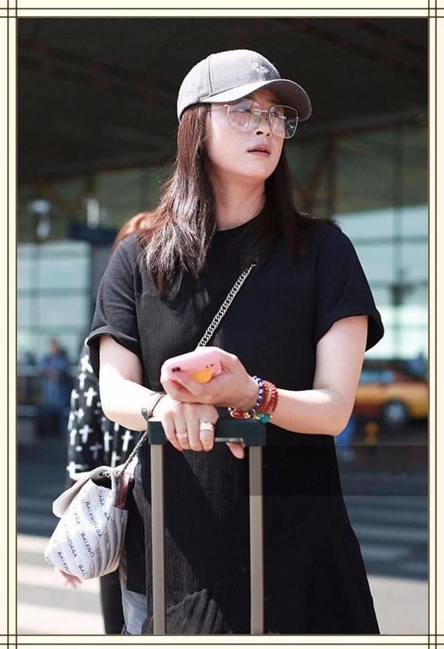 当冉莹颖和蒋欣同穿黑色长裙，网友：终于知道丰腴和微胖的差距了