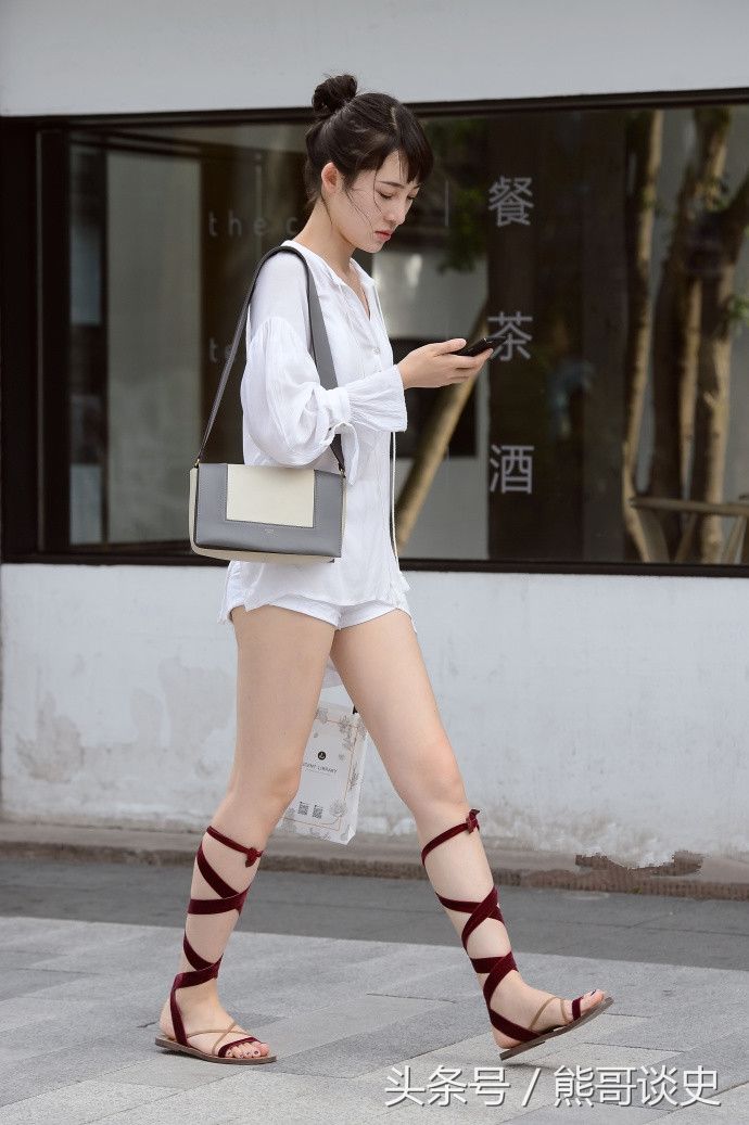 成都街拍，粉色圆点连衣裙搭配一字高跟鞋，女人味十足!