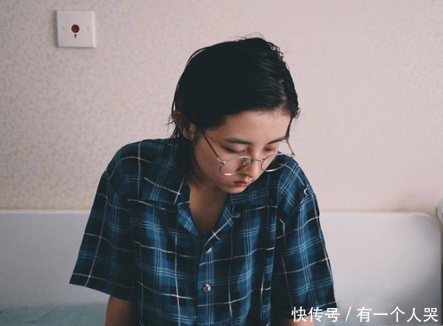 18岁欧阳娜娜与17岁张子枫同走红毯，这是得罪造型师了吗