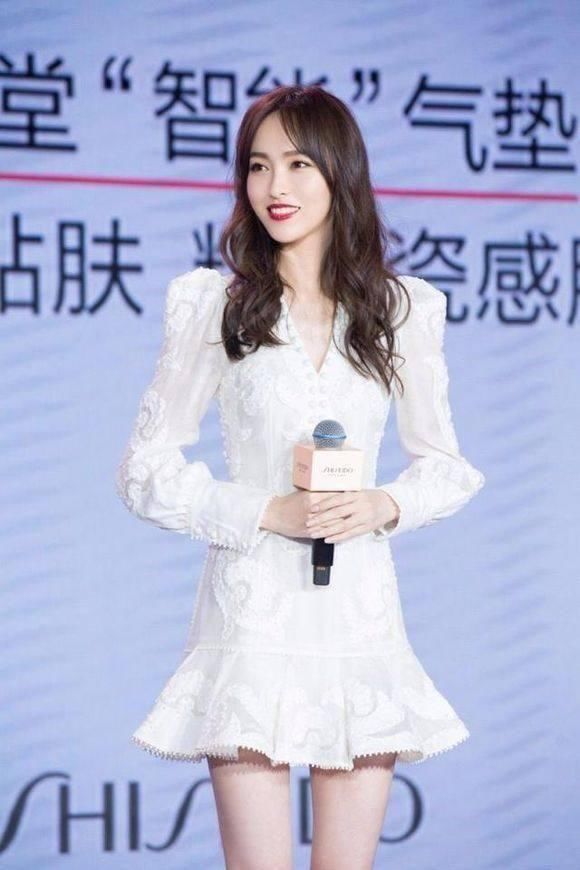 唐嫣的身材可以当模特了，两根细针腿，美过刘雯！