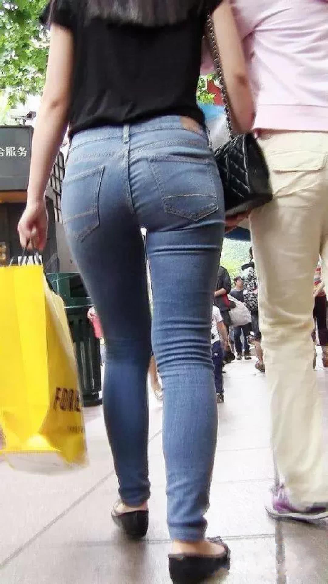 牛仔裤才是女生永不褪色的时尚单品，这样搭配也好看