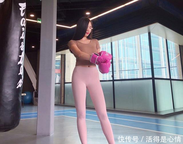 小姐姐太自信了，穿这么紧的打底裤还出来秀，网友：这身材绝了！