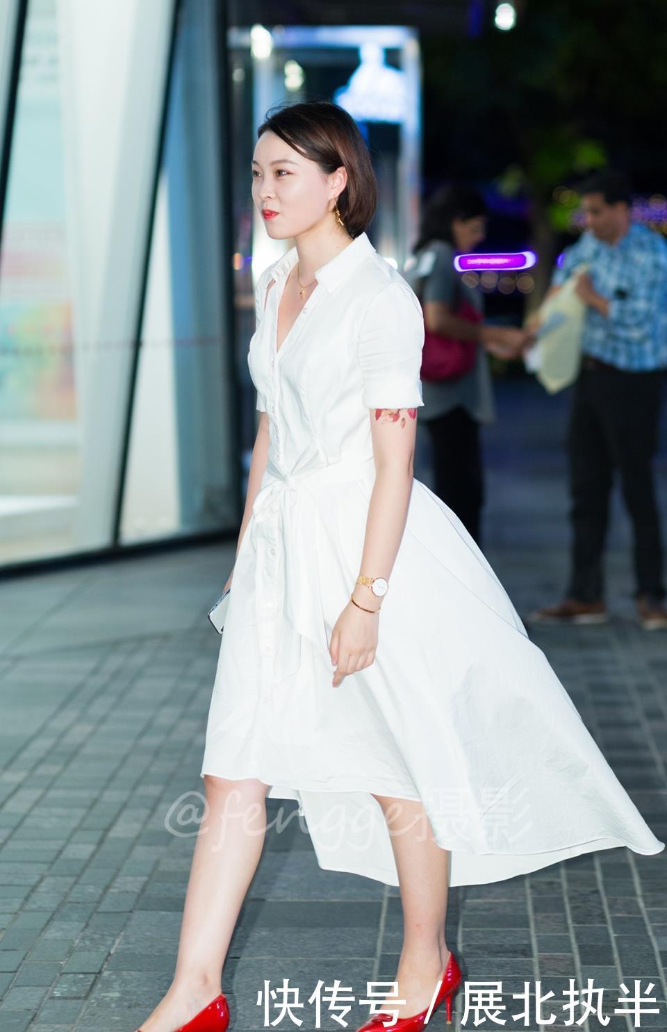 『 裙摆』带起了红鞋白裙美女的裙摆，有种飘飘欲仙的感觉，街拍：夜风拂过