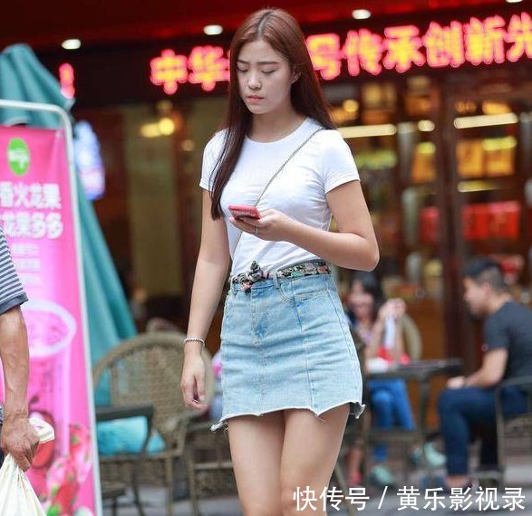 街拍时尚；两个穿包臀裙的小姐姐，一个成熟一个清纯，怎么选