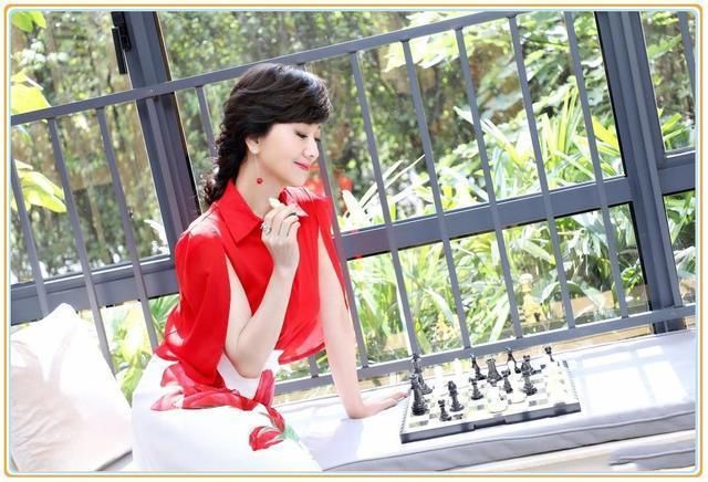 当陈美琪和赵雅芝同穿红衬衫，才知优雅老去和过度保养差距有多大