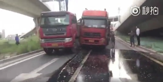 苏州湾大桥头突发事故 交警应急反应沙土填埋处置消除危险