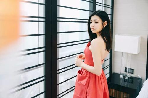 肩膀最宽的女明星评比,蒋欣穿露肩装不如谢依霖